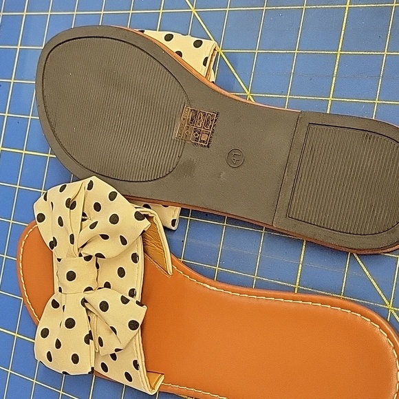 Polka Dot Bow Sandals Size 9 (41) Cream Bow w Black Polka Dot Flat - Picture 4 of 7